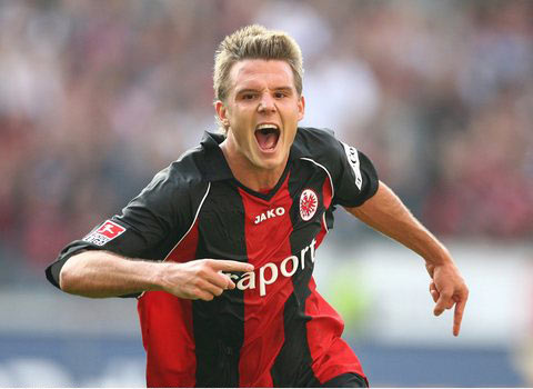 姆彭均以替, 人首粒进球, 分优势成功