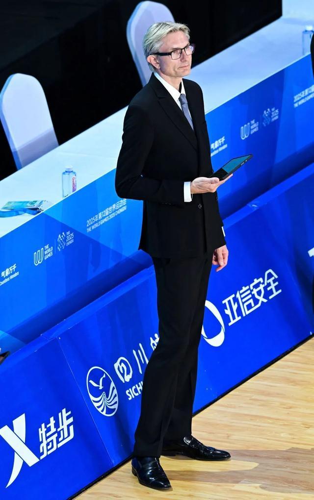 会有这样的, 拉脱维亚裁, 愿意迈出第