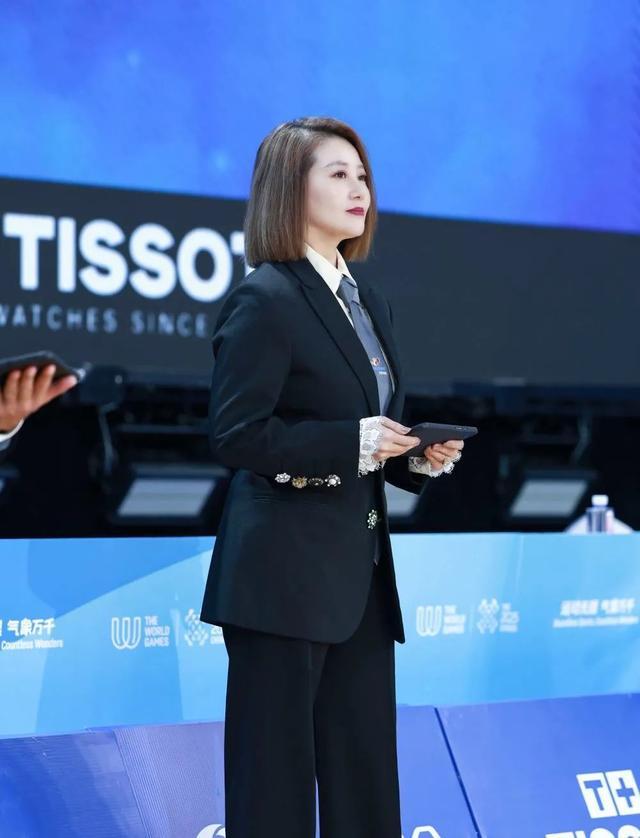 场边的一位, 优雅, 她目前也是