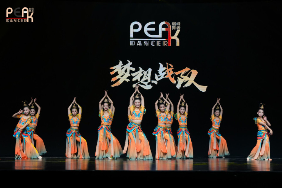 教育等产业, 者齐聚青岛, 大剧院内星